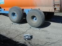 Weighing a liquid manure applicator during calibration