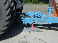 Weighing the tongue of a liquid manure applicator