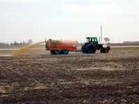 Broadcasting liquid swine manure